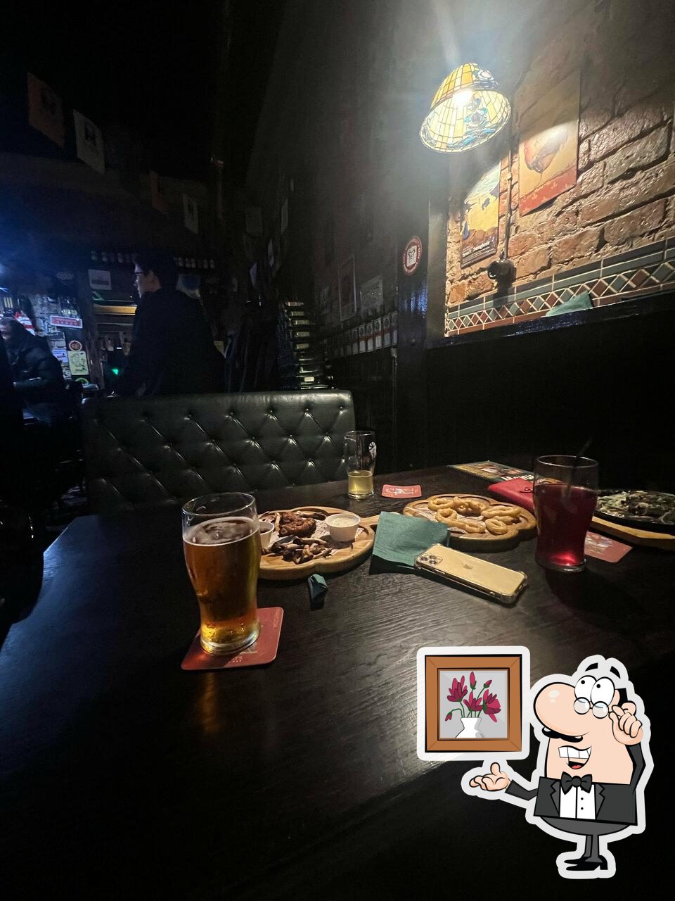 Посмотрите на внутренний интерьер "Harat’s pub".