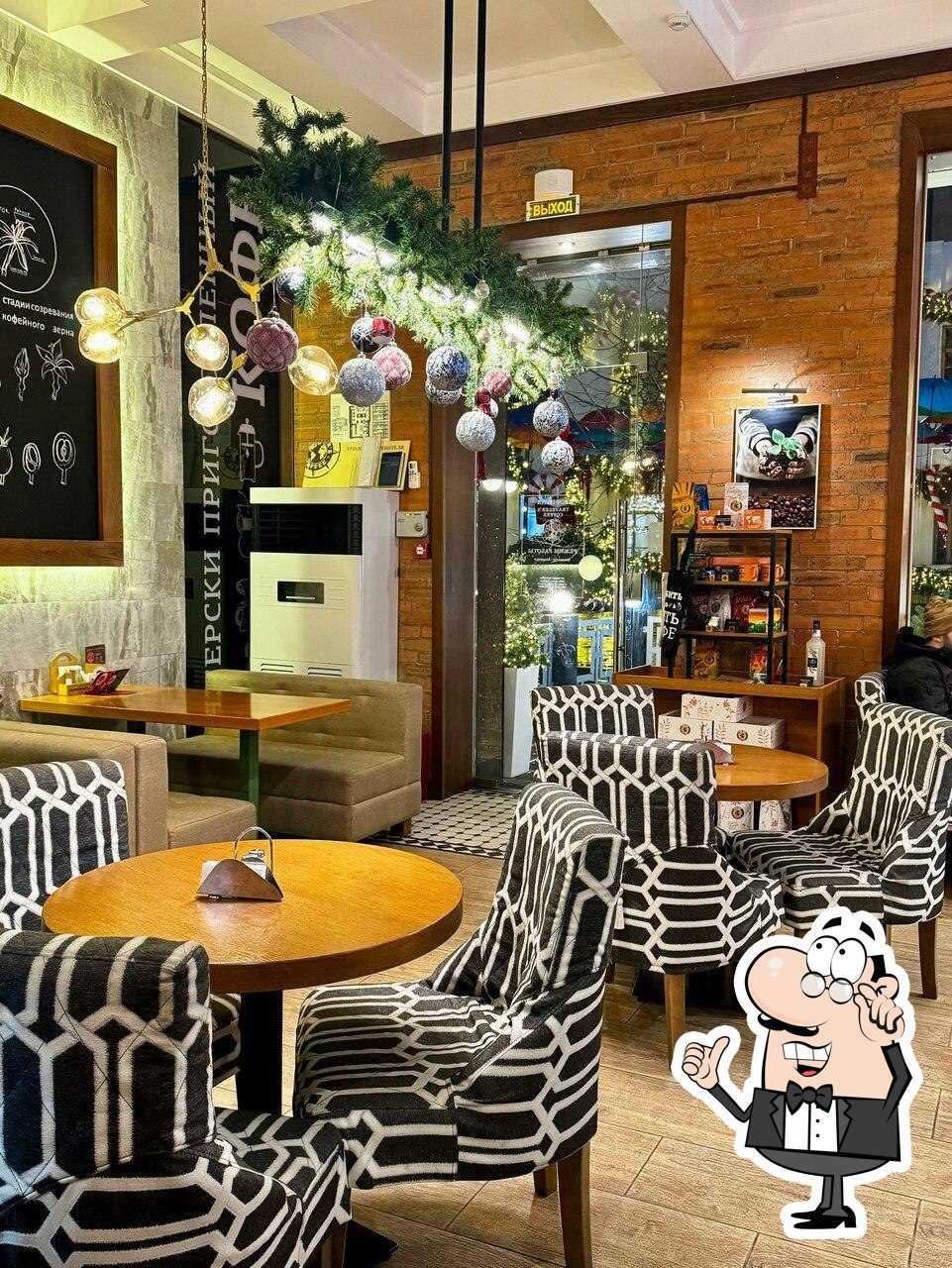 Посмотрите на внутренний интерьер "Traveler's Coffee".