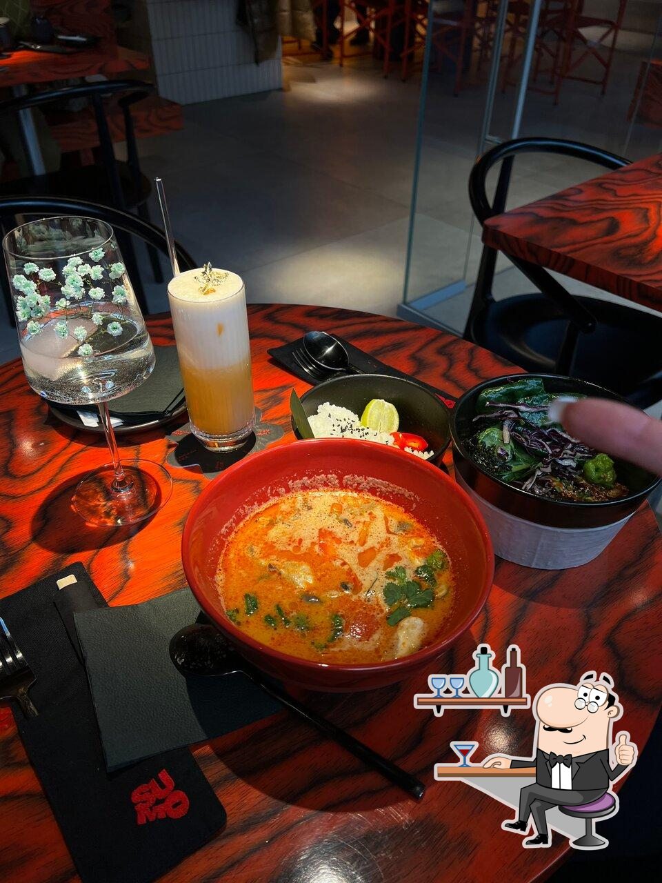 Посмотрите на внутренний интерьер "Sumo Izakaya".