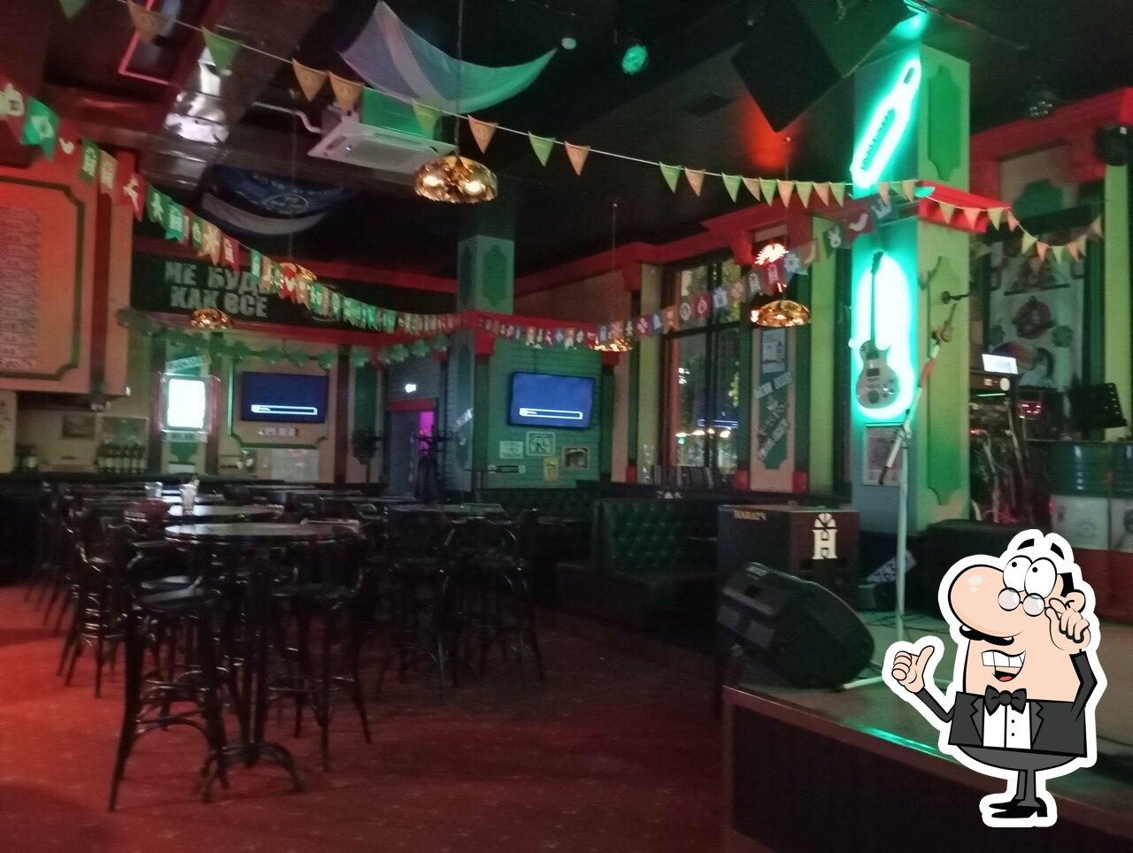 Посмотрите на внутренний интерьер "Harat's pub".