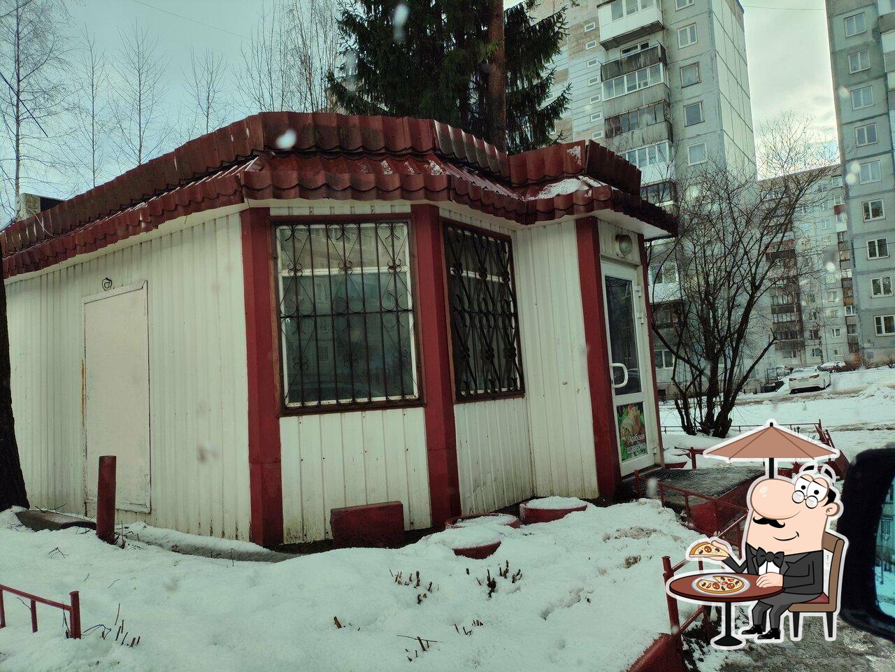 Наслаждайтесь свежим воздухом и видом, открывающемся из "Арабская шаверма".