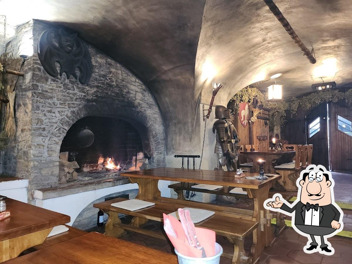 Посмотрите на внутренний интерьер "Tavern by Seven Swabians".