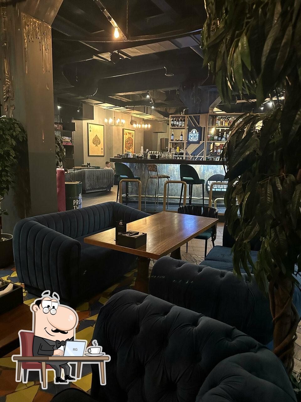 Посмотрите на внутренний интерьер "Угольки Restobar".
