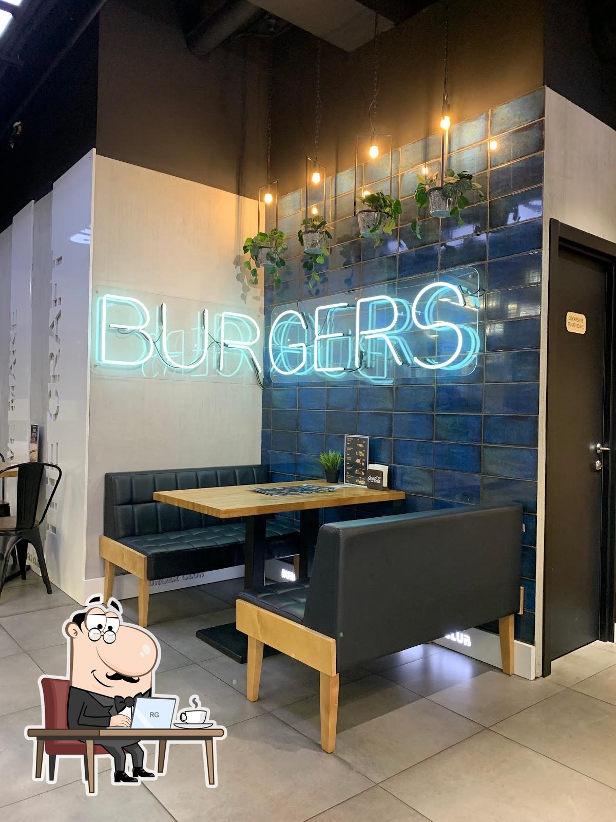 Посмотрите на внутренний интерьер "Burger Club".