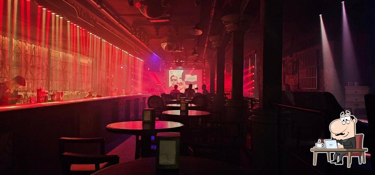 Посмотрите на внутренний интерьер "Piano Bar".