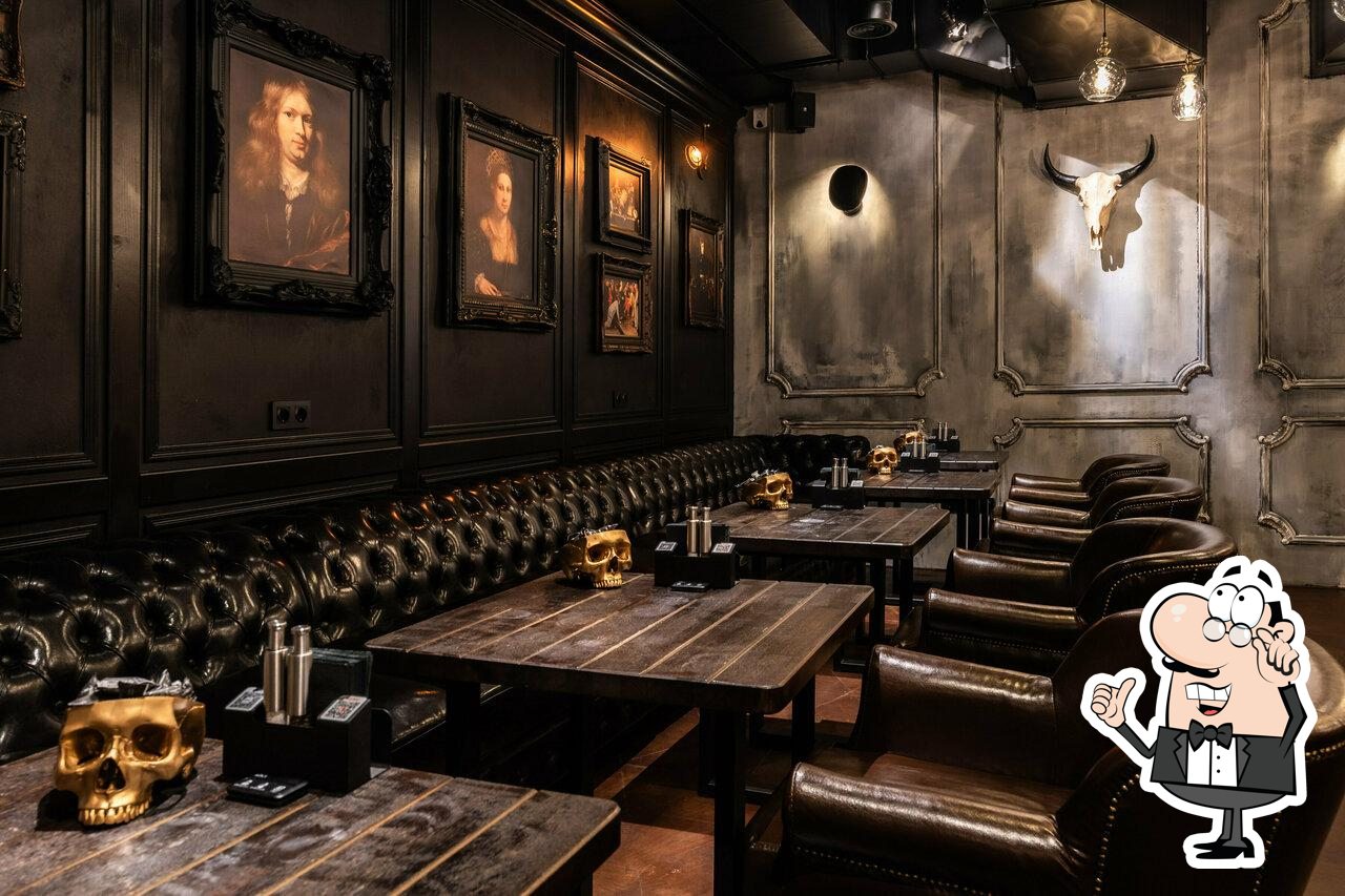 Забронируйте столик в "Tangiers Lounge".