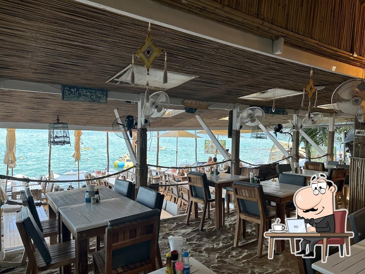 Забронируйте столик в "Baobab Restaurant".