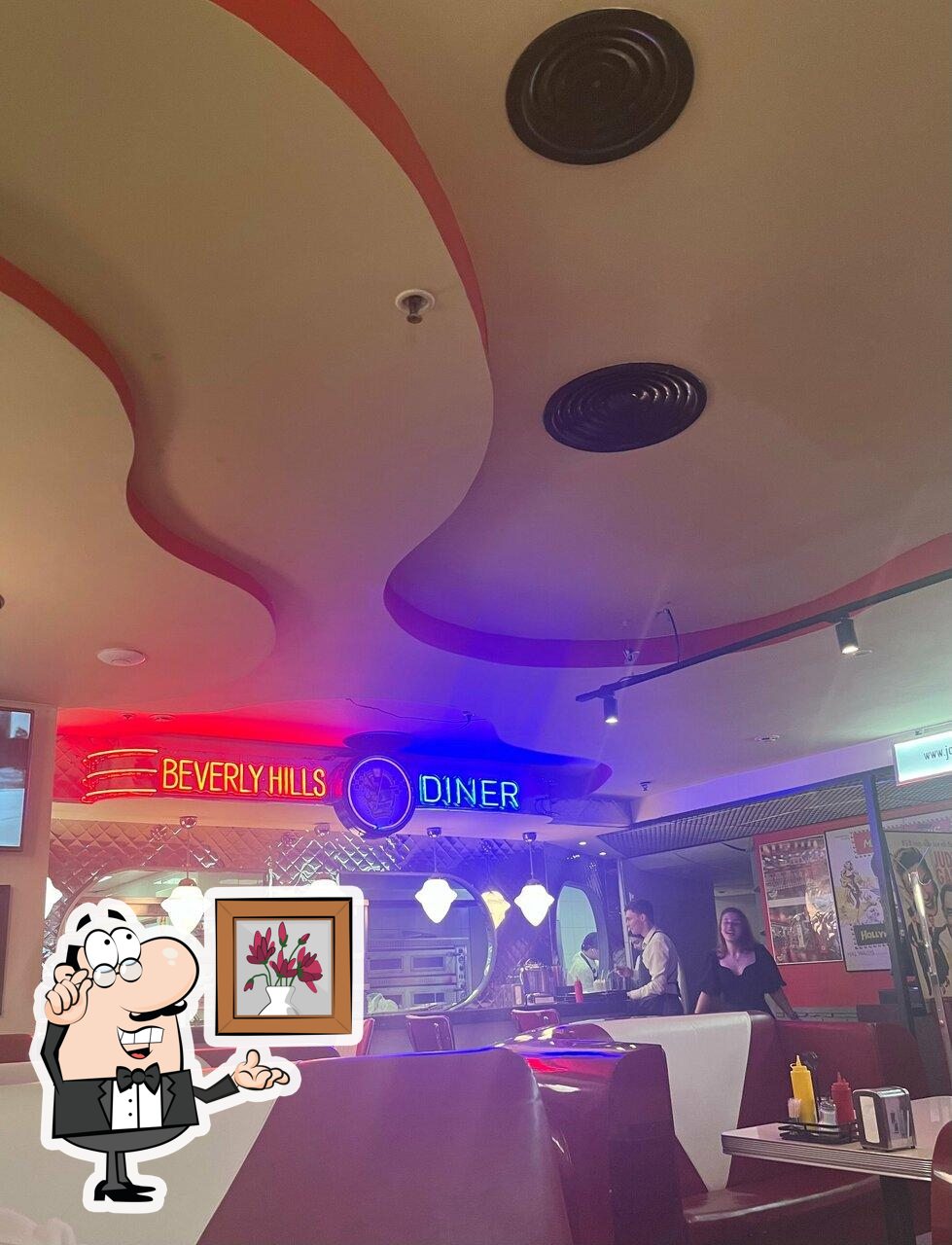 Посмотрите на внутренний интерьер "Papa's Bar & Grill".