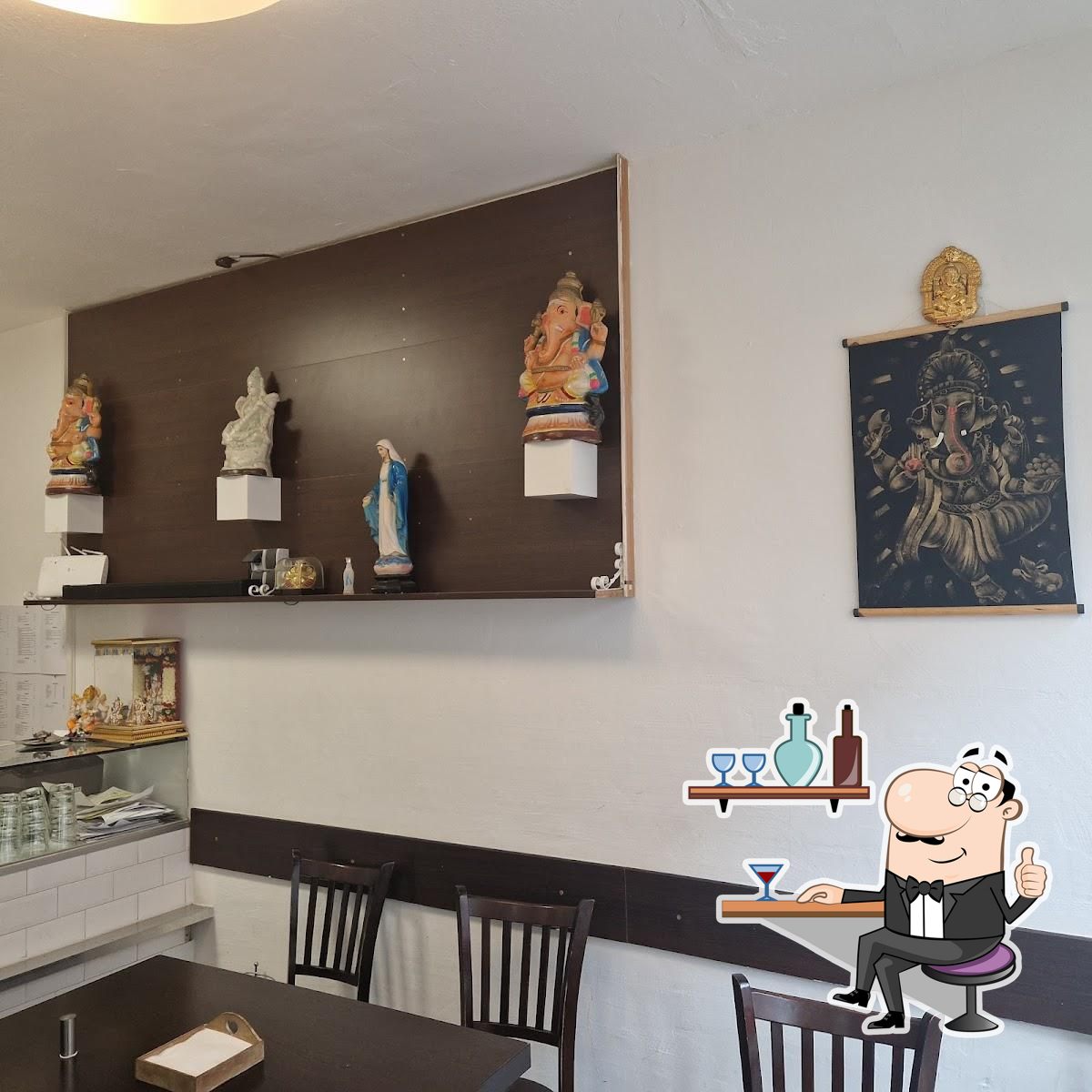 Посмотрите на внутренний интерьер "Ganesha Restaurant".