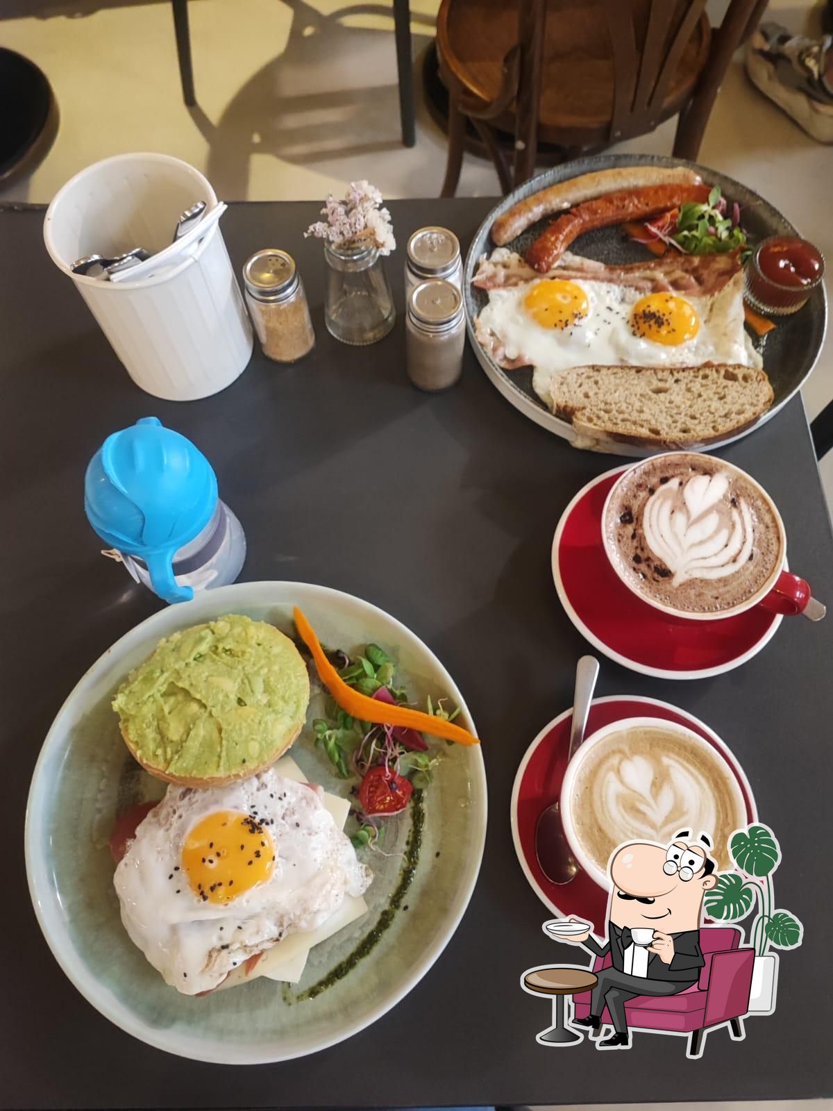 Забронируйте столик в "Lion's Locker Coffee & Brunch".
