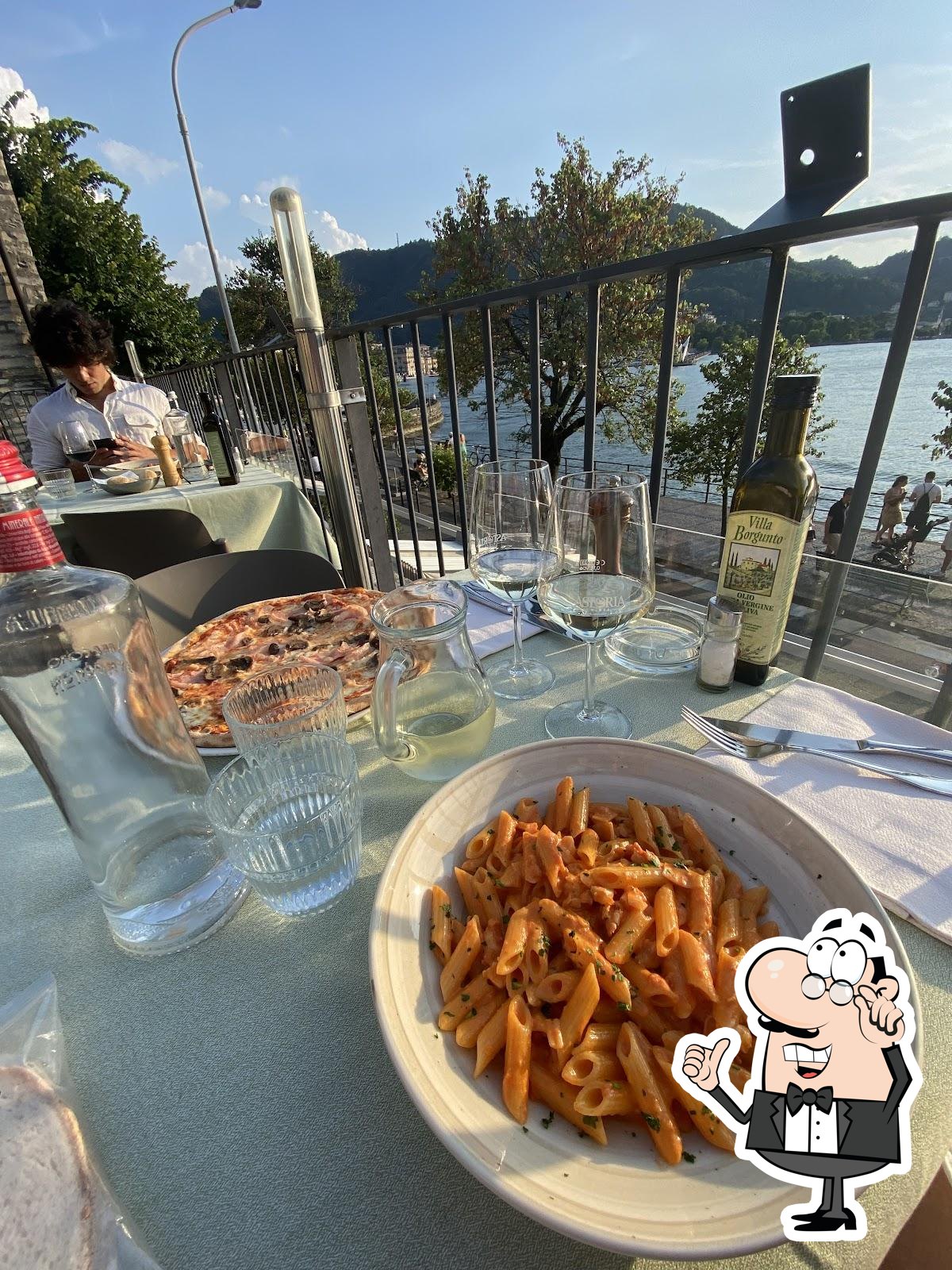 Посмотрите на внутренний интерьер "Ristorante e Pizzeria Fontana D'Oro".