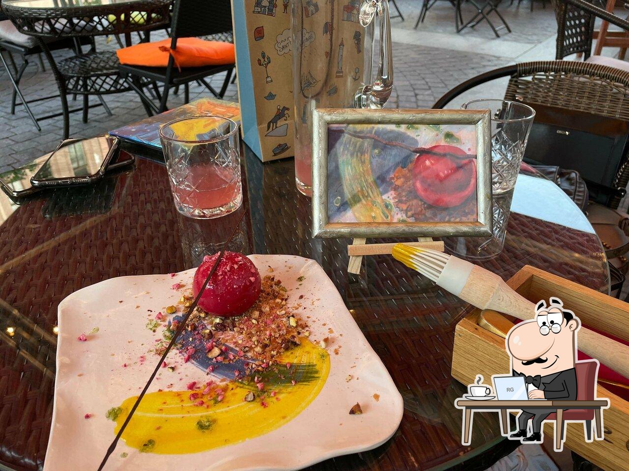 Посмотрите на внутренний интерьер "Wine Gogh".