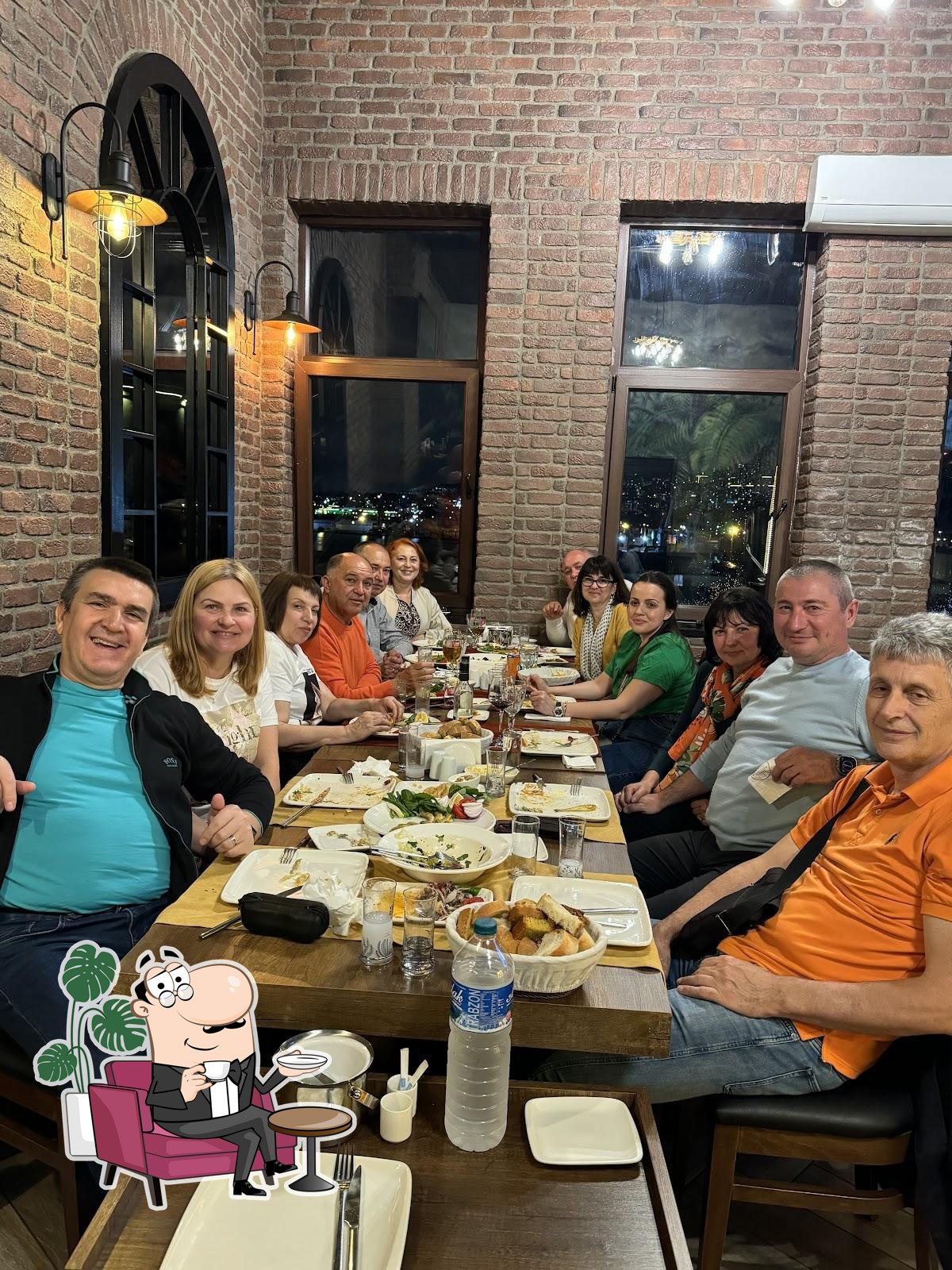 Посмотрите на внутренний интерьер "İskele meyhanesi".