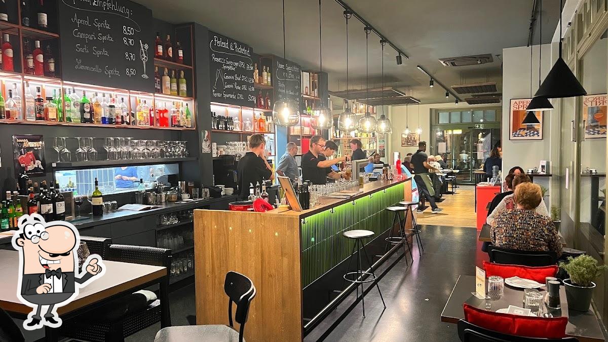 Посмотрите на внутренний интерьер "Delizia Ristorante & Weinbar".