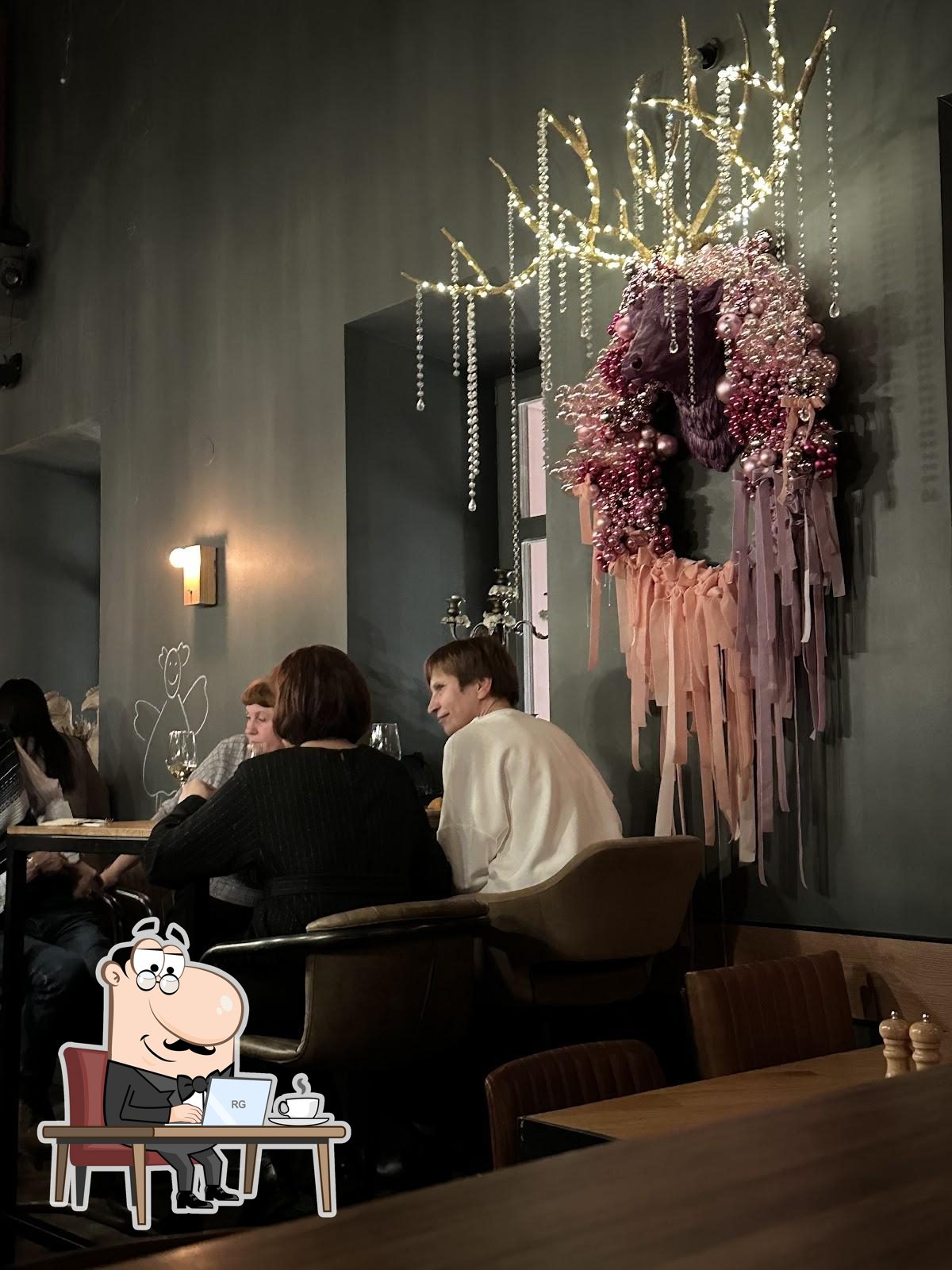 Посмотрите на внутренний интерьер "Pinky Bandinsky".