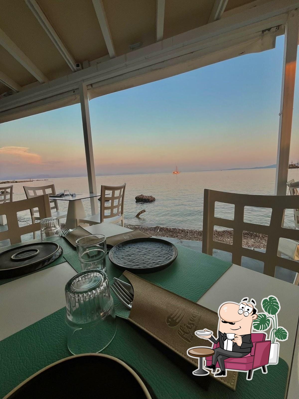 Забронируйте столик в "Flisvos The Seaside Experience".