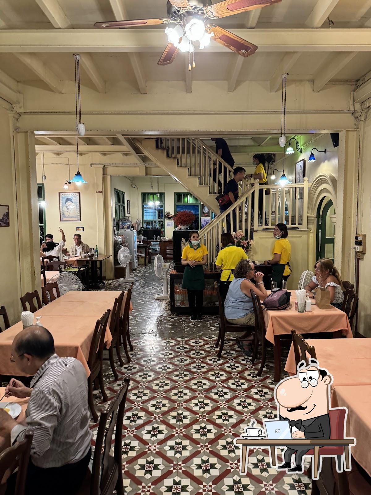 Интерьер "Raya Restaurant".