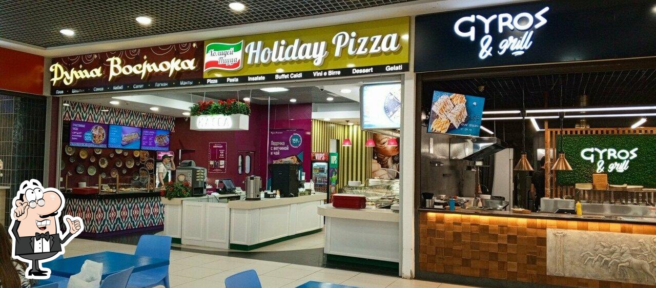 Интерьер "Holiday Pizza".