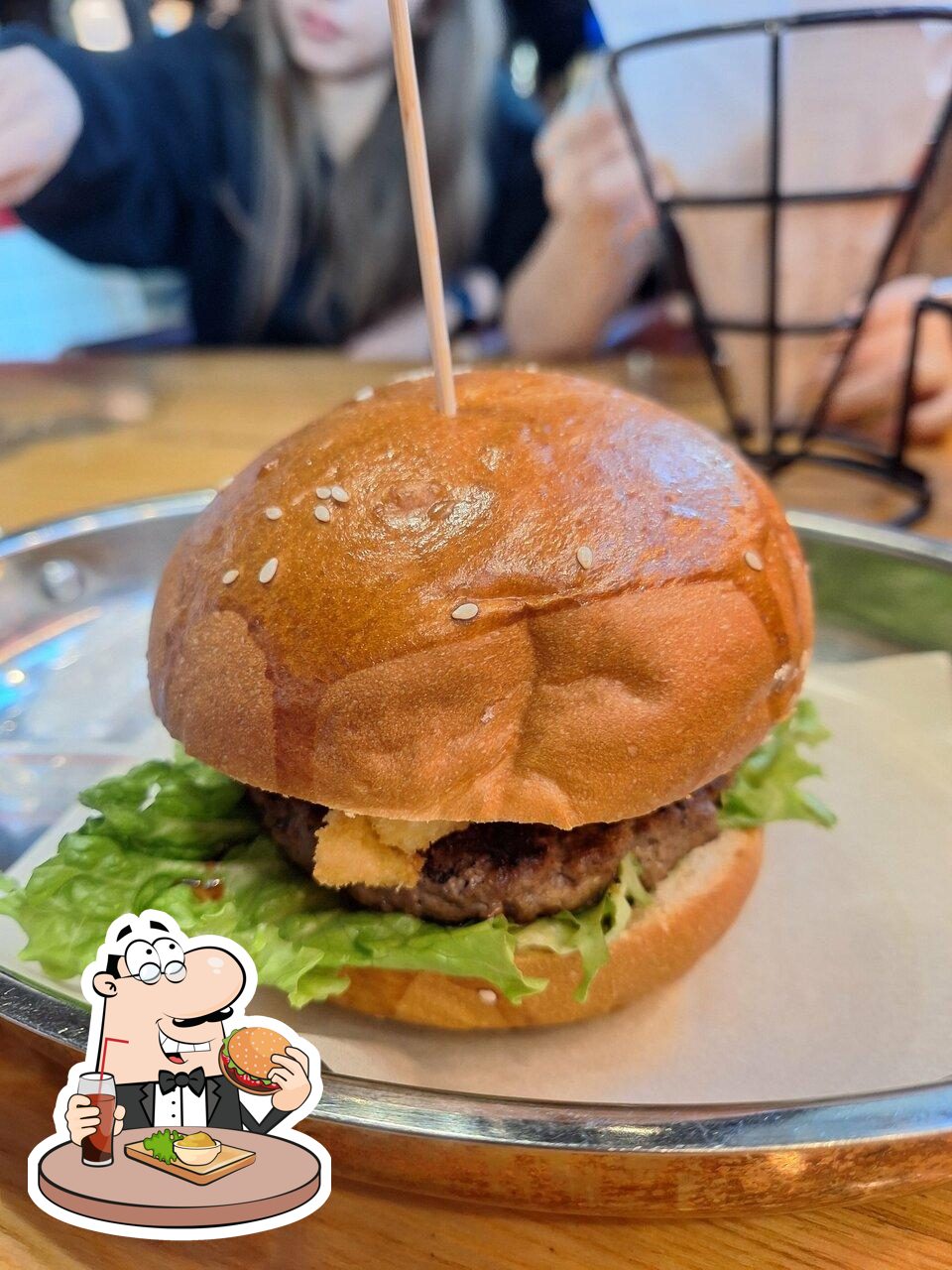  Гамбургеры из "Drinks & Burgers" придутся по вкусу любому гурману.