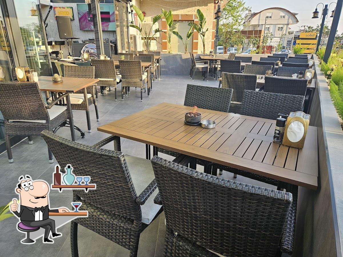 Забронируйте столик в "La Spezia Bistro Bar & Restaurant".