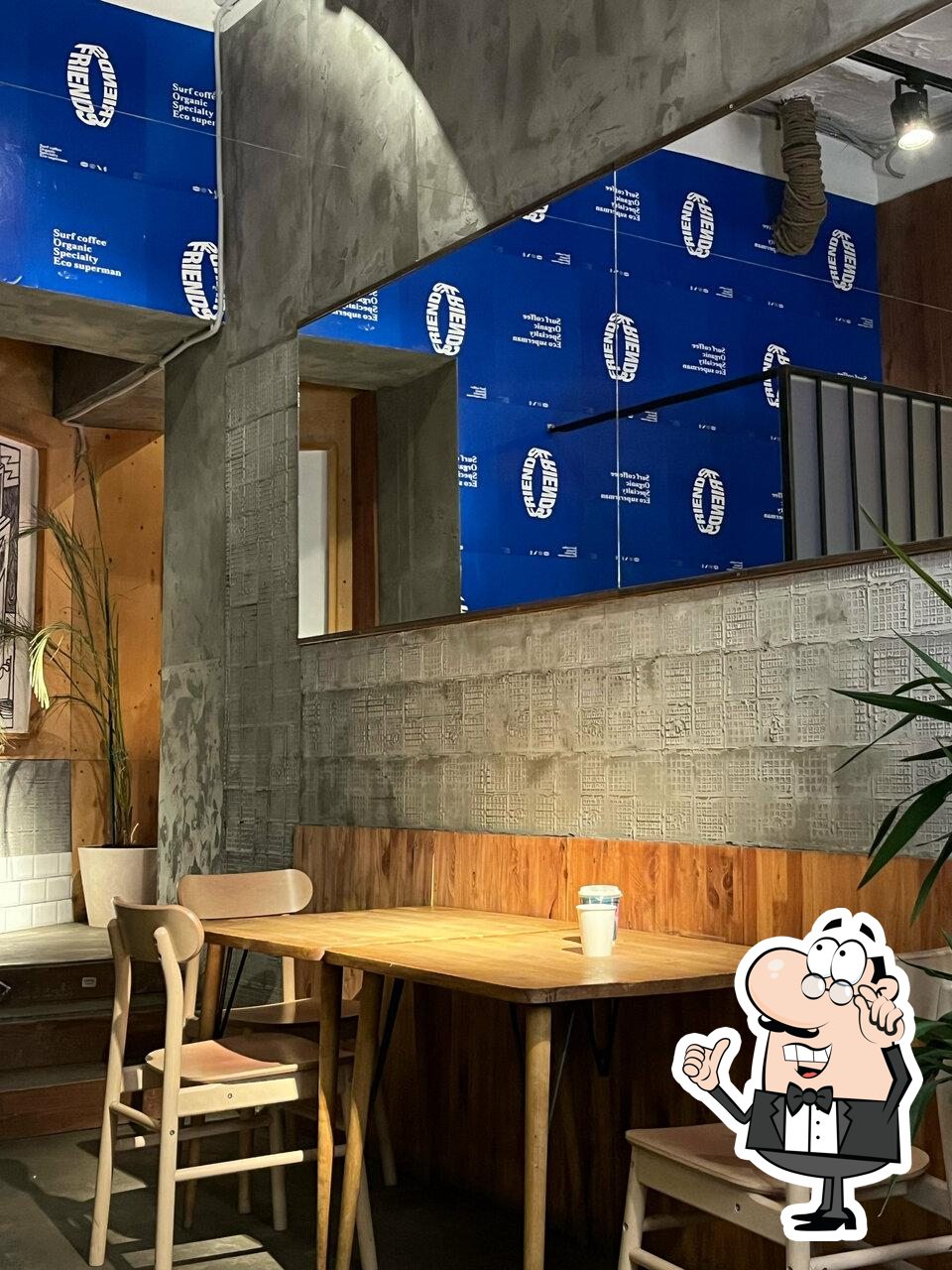 Посмотрите на внутренний интерьер "Surf Coffee".
