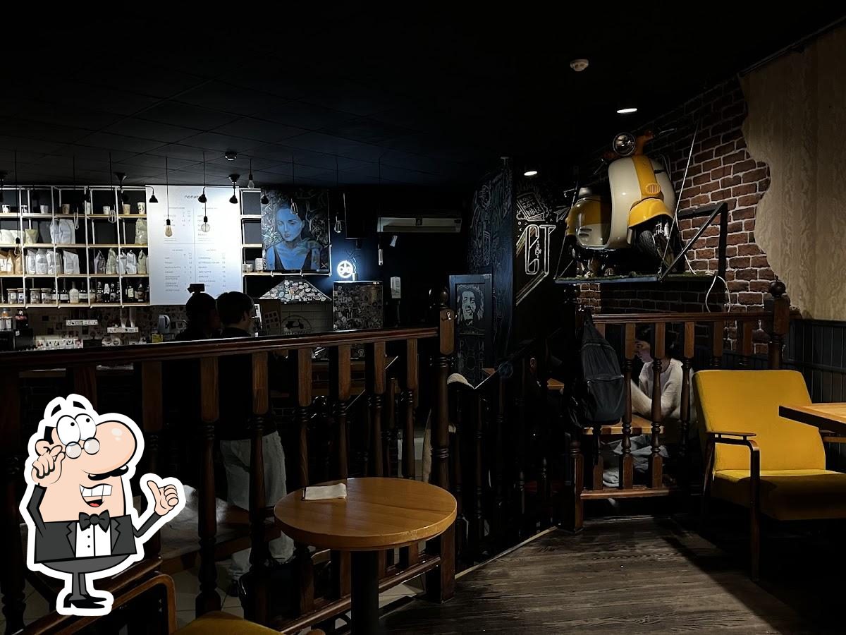 Посмотрите на внутренний интерьер "Coffee&Toast".