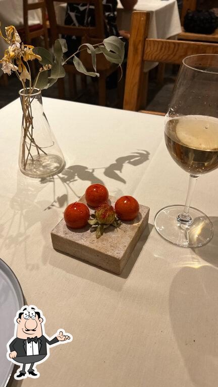 Посмотрите на внутренний интерьер "Клуб".