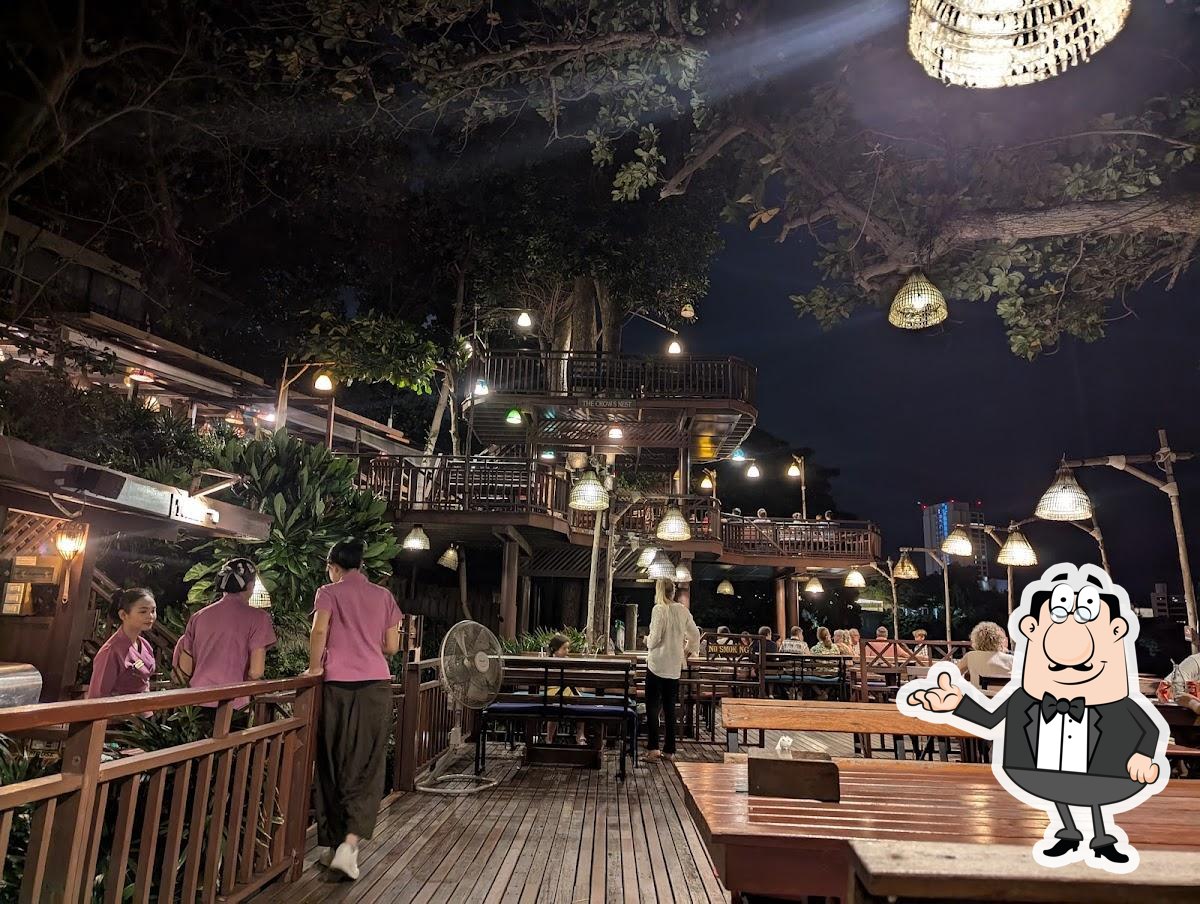 Посмотрите на внутренний интерьер "Cabbages & Condoms Restaurant Pattaya".