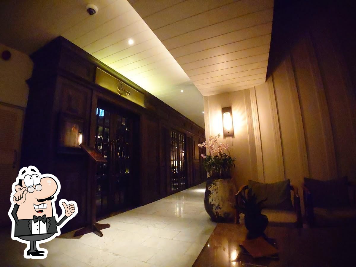 Посмотрите на внутренний интерьер "The Bamboo Bar".