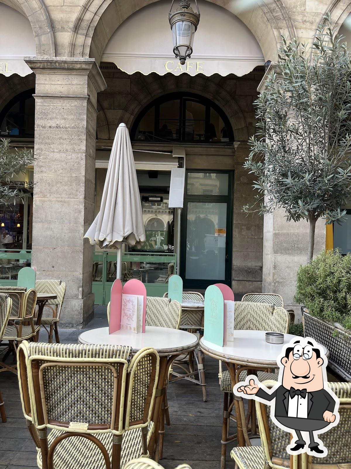 Интерьер "Café Carrousel".