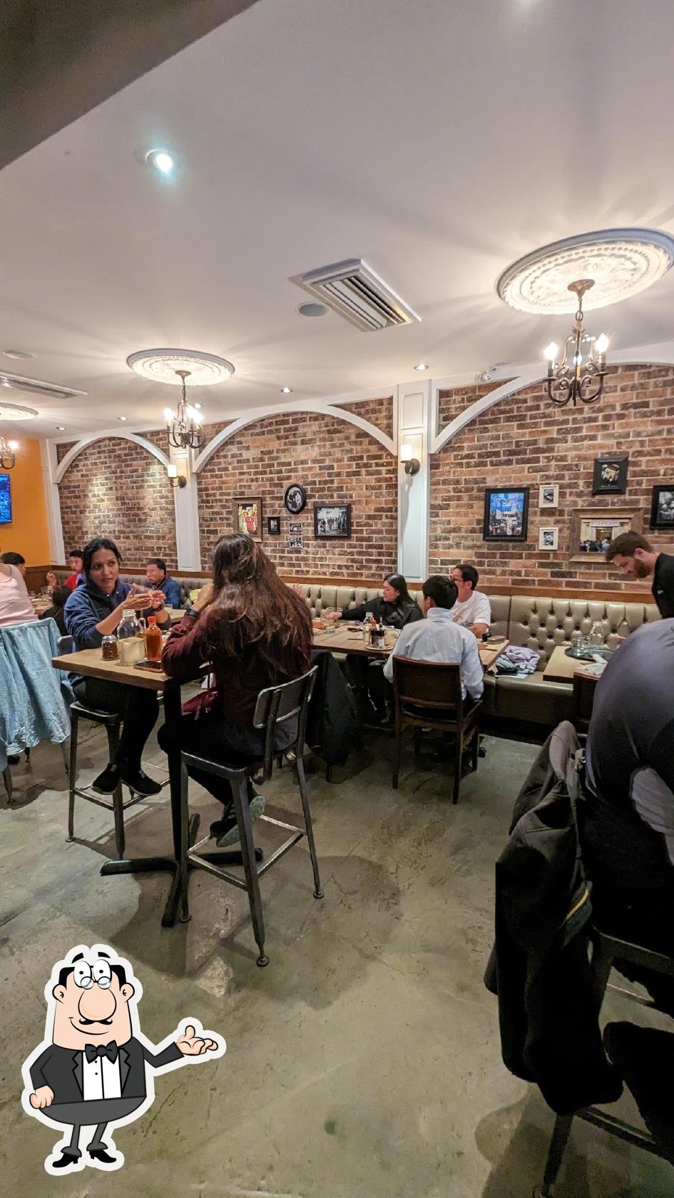 Посмотрите на внутренний интерьер "Famoso Italian Pizzeria - Jasper National Park".