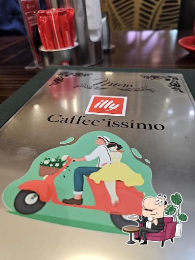 Посмотрите на внутренний интерьер "Caffee'issimo".