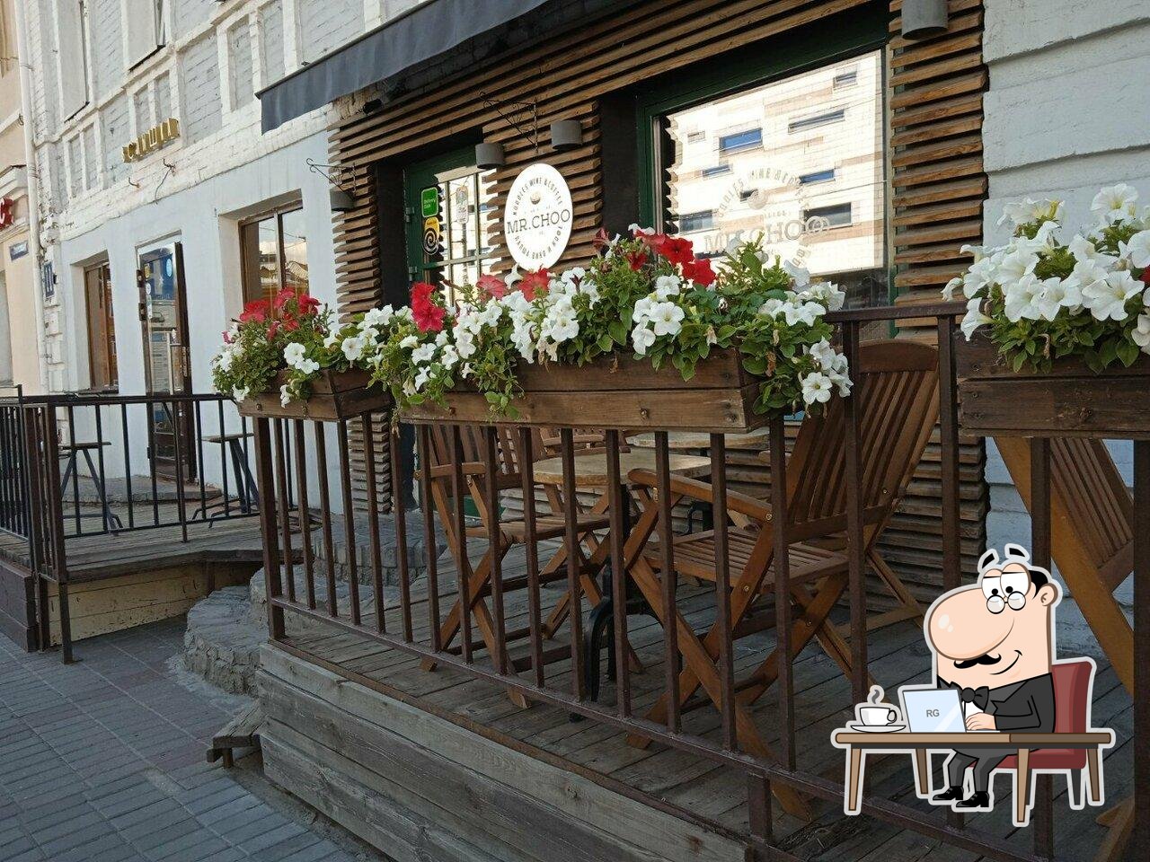 Посмотрите на внутренний интерьер "Mr. Choo".