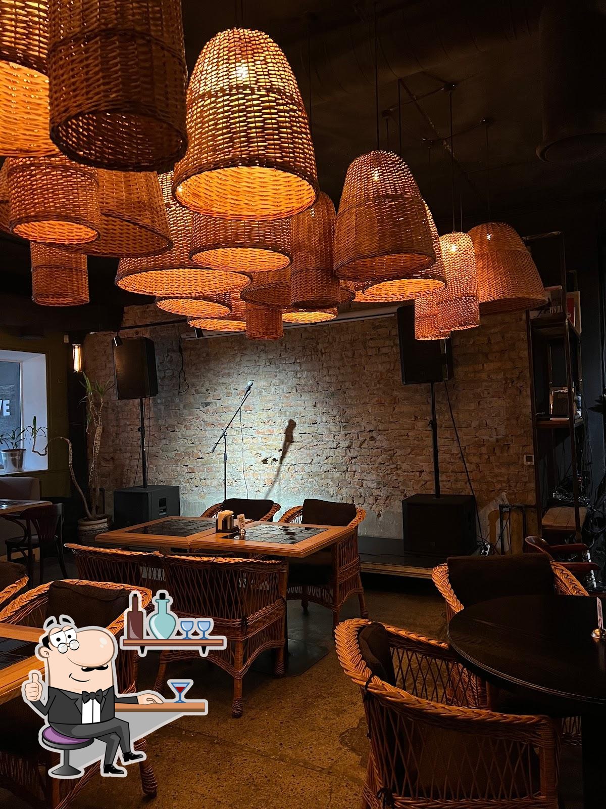 Интерьер "First Wave Pizza Bar".