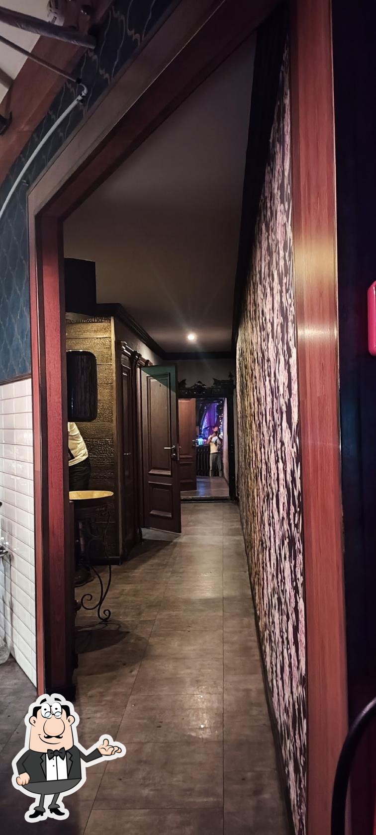 Посмотрите на внутренний интерьер "Ptizza Bar".