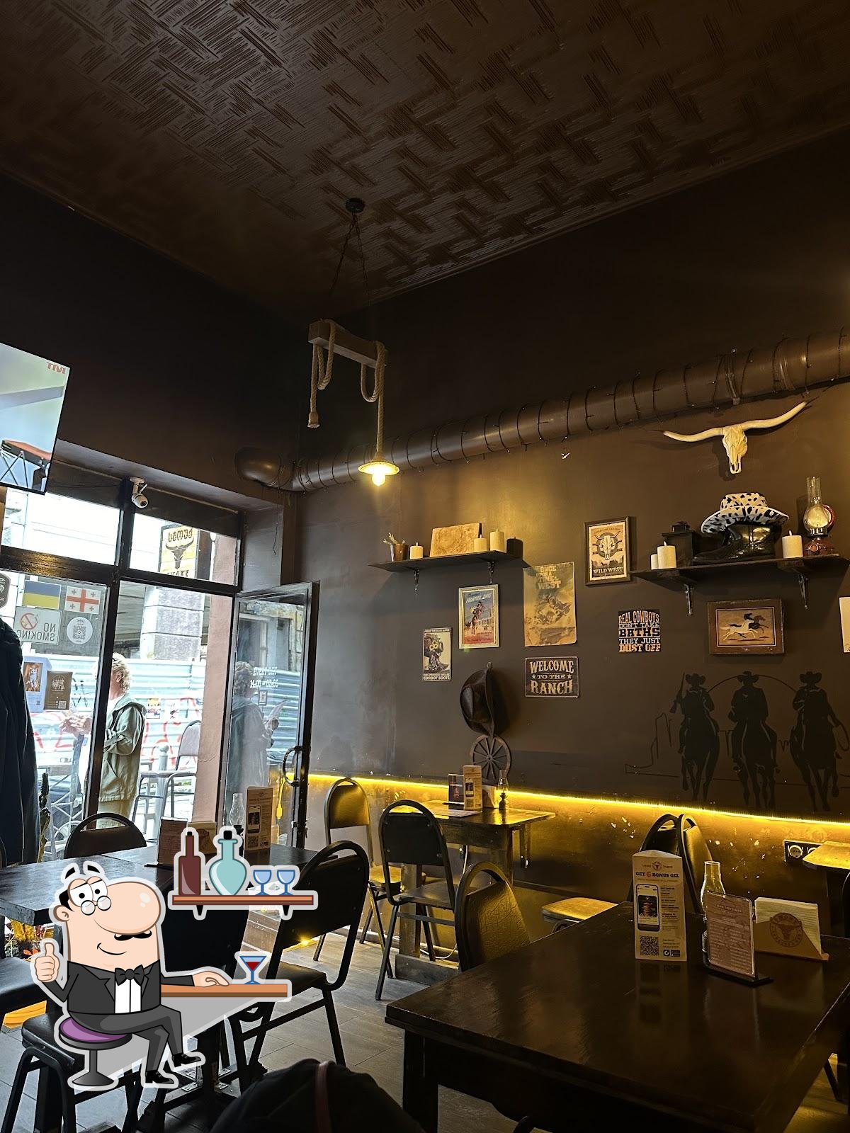 Забронируйте столик в "Smoke Burgers & Bar".