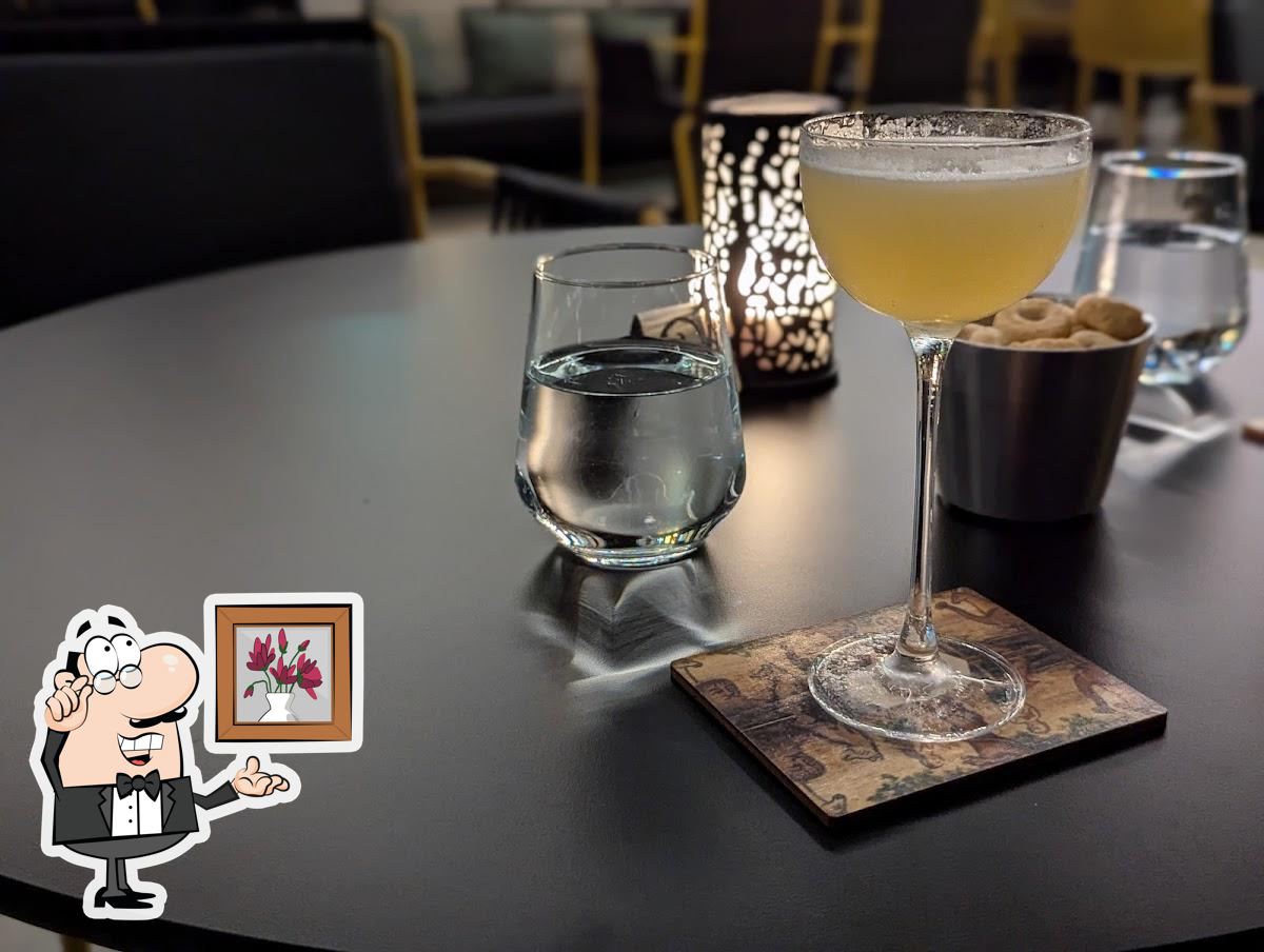 Посмотрите на внутренний интерьер "B Restaurant & B Bar".
