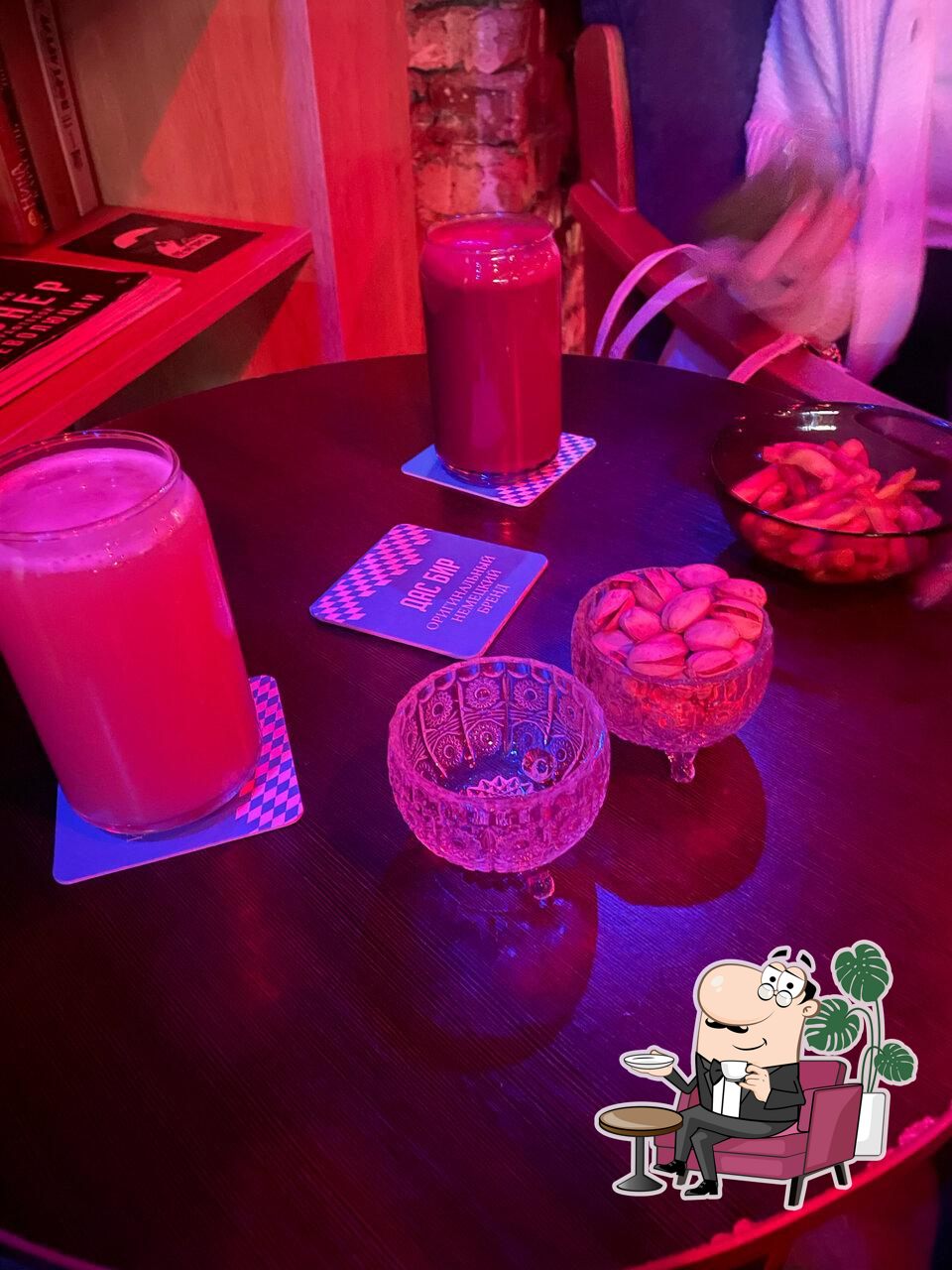 Посмотрите на внутренний интерьер "Spin bar by Carousel".