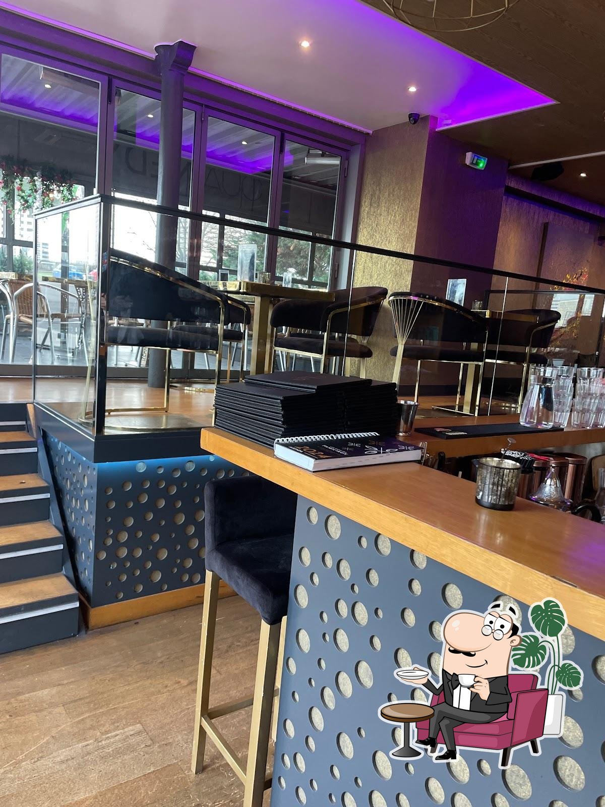 Посмотрите на внутренний интерьер "Quai Nedy Lounge Restaurant".