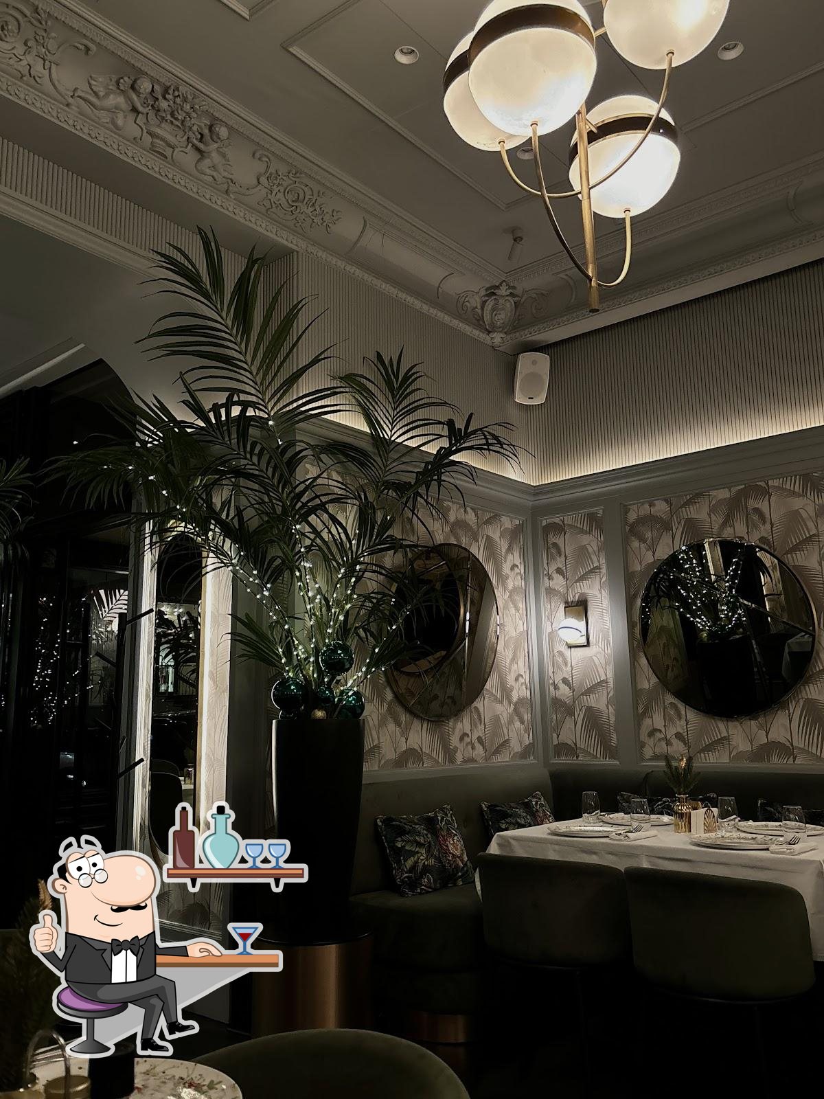 Посмотрите на внутренний интерьер "Sisters Restaurant & Bar & Cafe".