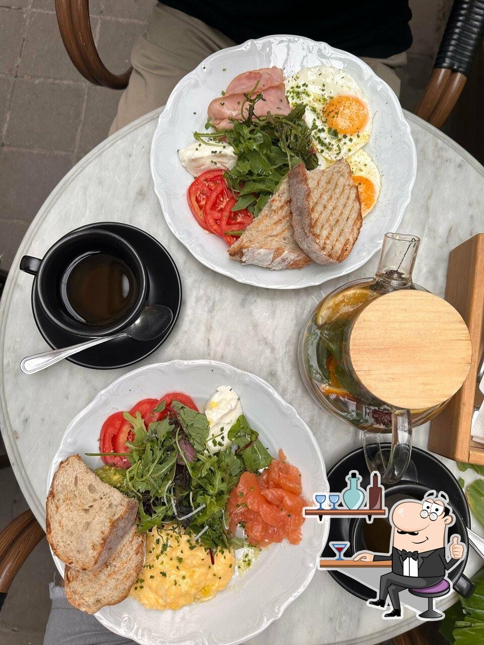 Забронируйте столик в "Cafeteria".