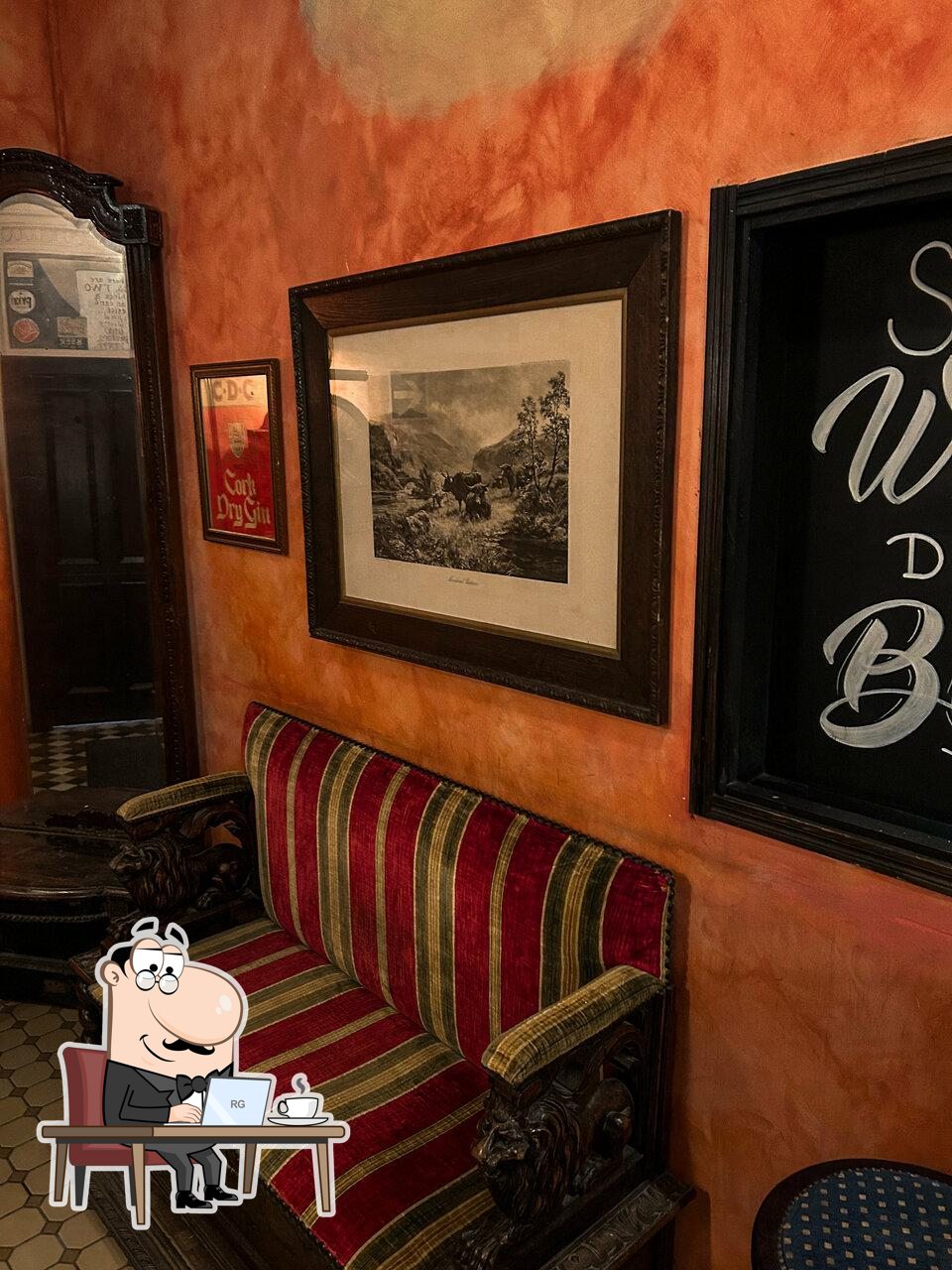 Посмотрите на внутренний интерьер "Tap & Barrel Pub".