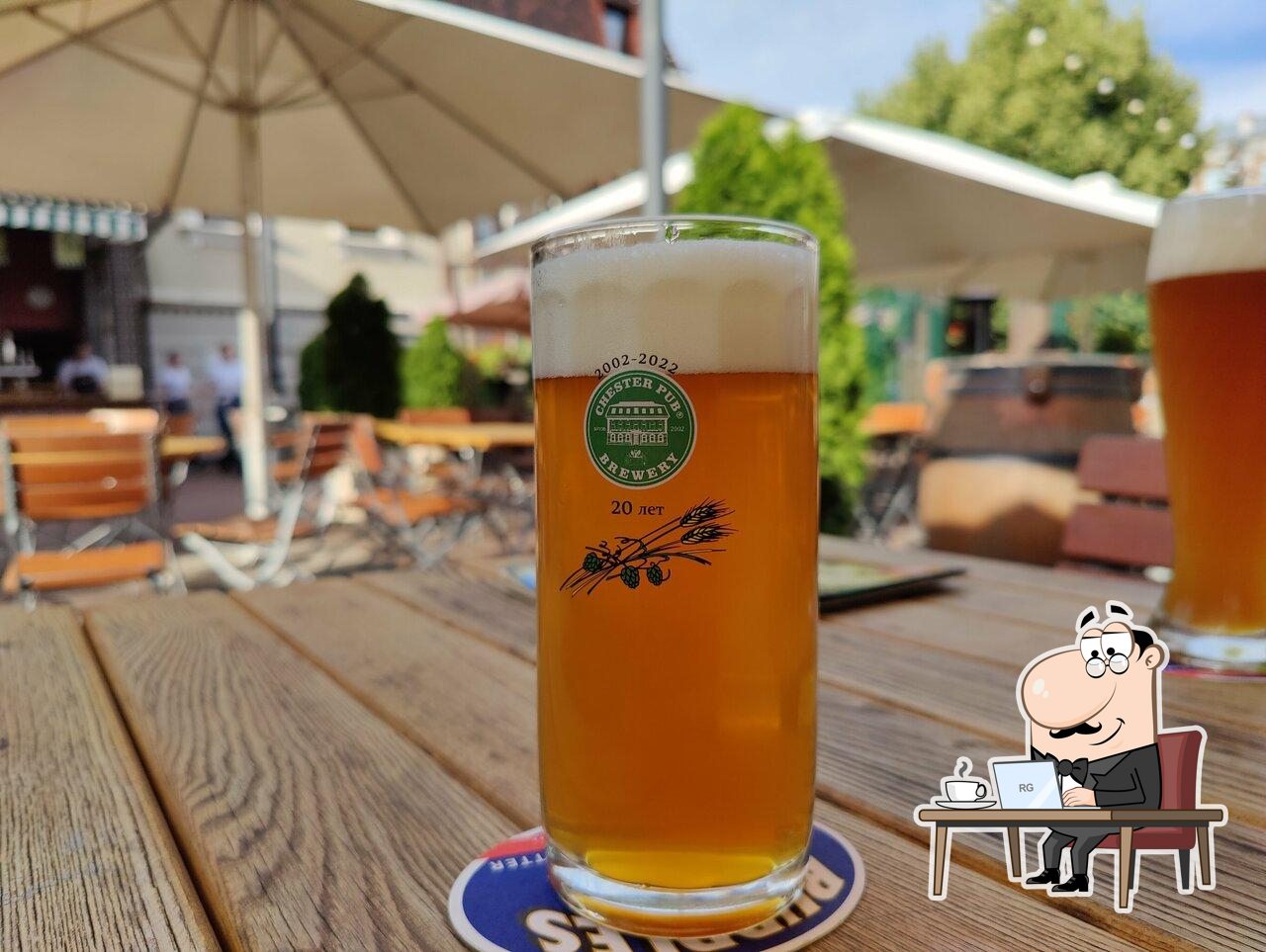 Посмотрите на внутренний интерьер "Chester Pub".