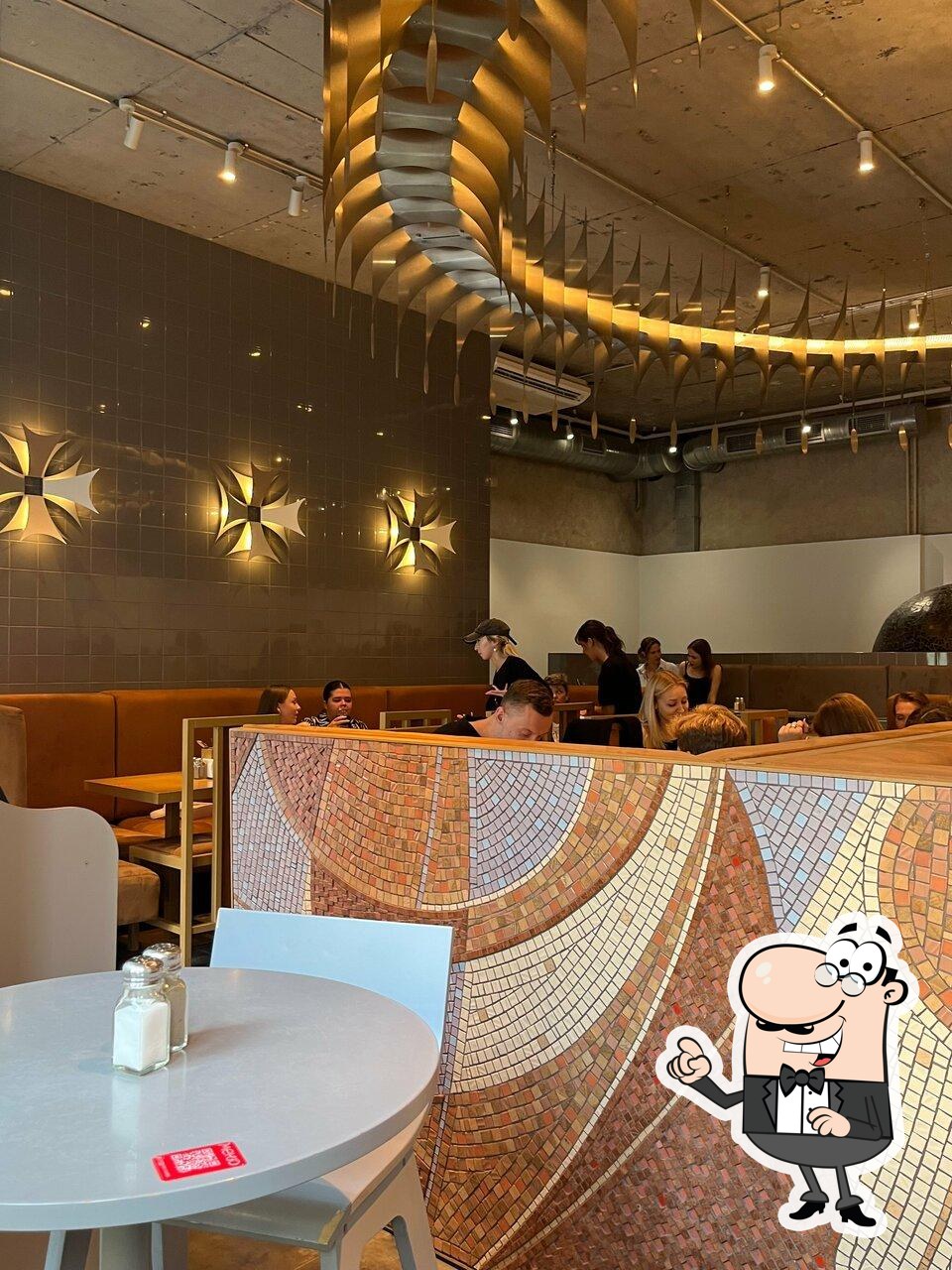 Посмотрите на внутренний интерьер "Хачапури и вино".