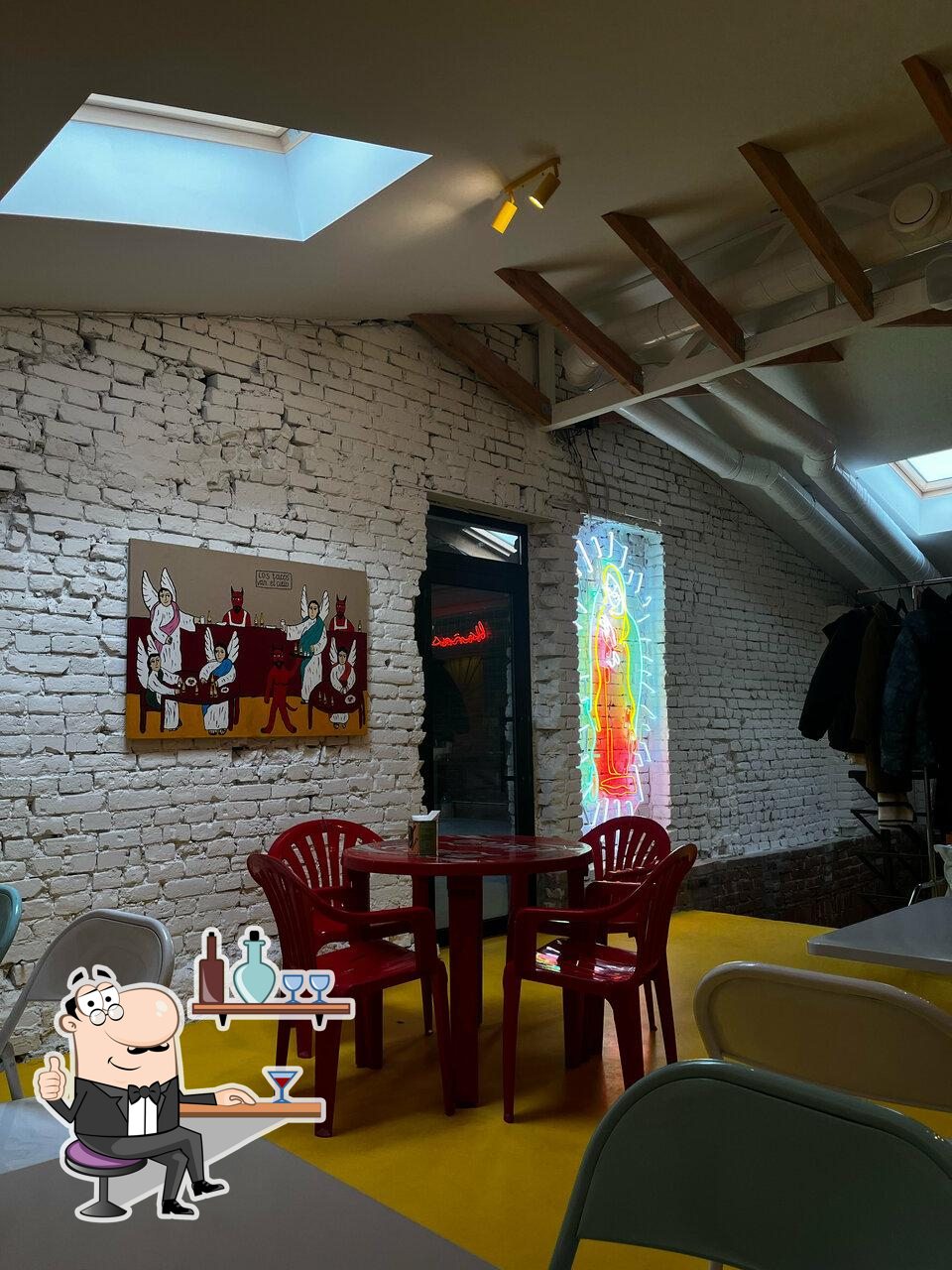 Забронируйте столик в "Taqueria Victoria".
