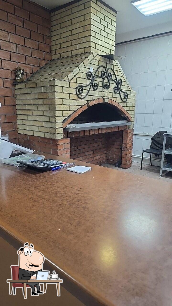Посмотрите на внутренний интерьер "Шаурма на Смирнова".