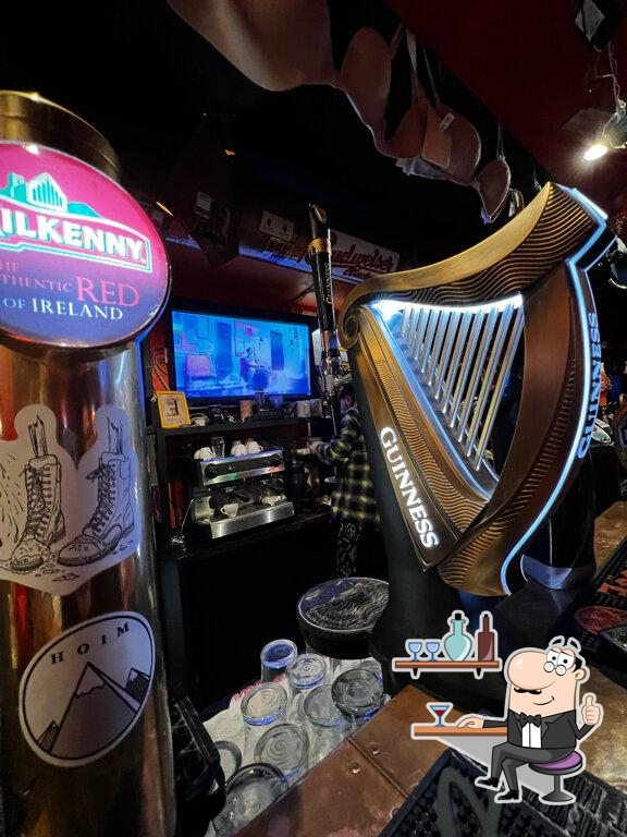 Посмотрите на внутренний интерьер "Harat’s pub".