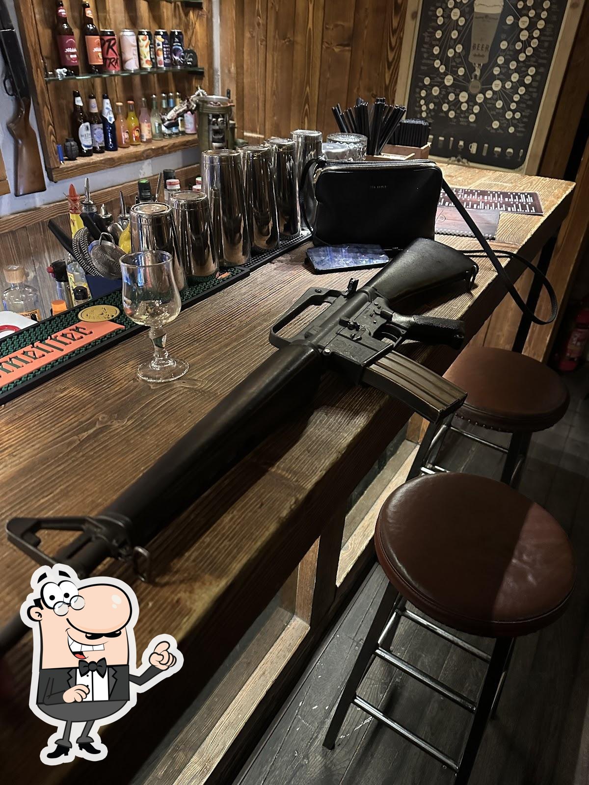 Интерьер "The Armoury Bar".