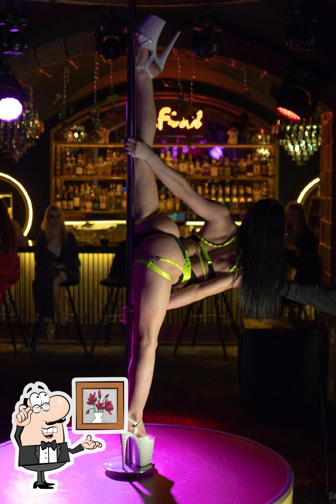 Посмотрите на внутренний интерьер "mr.First strip club".