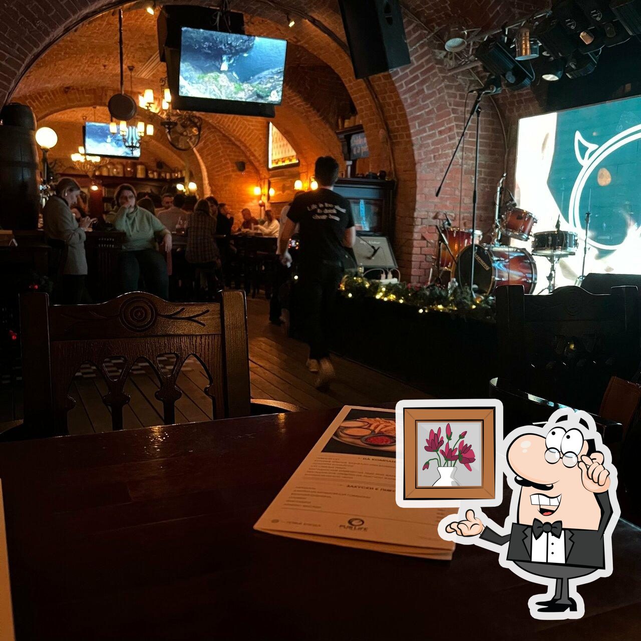 Посмотрите на внутренний интерьер "Tap & Barrel Pub".